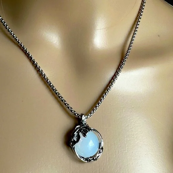 Silvery Retro Leaf Pattern Inlaid Moonstone Pendant/Necklace. - Picture 6 of 7